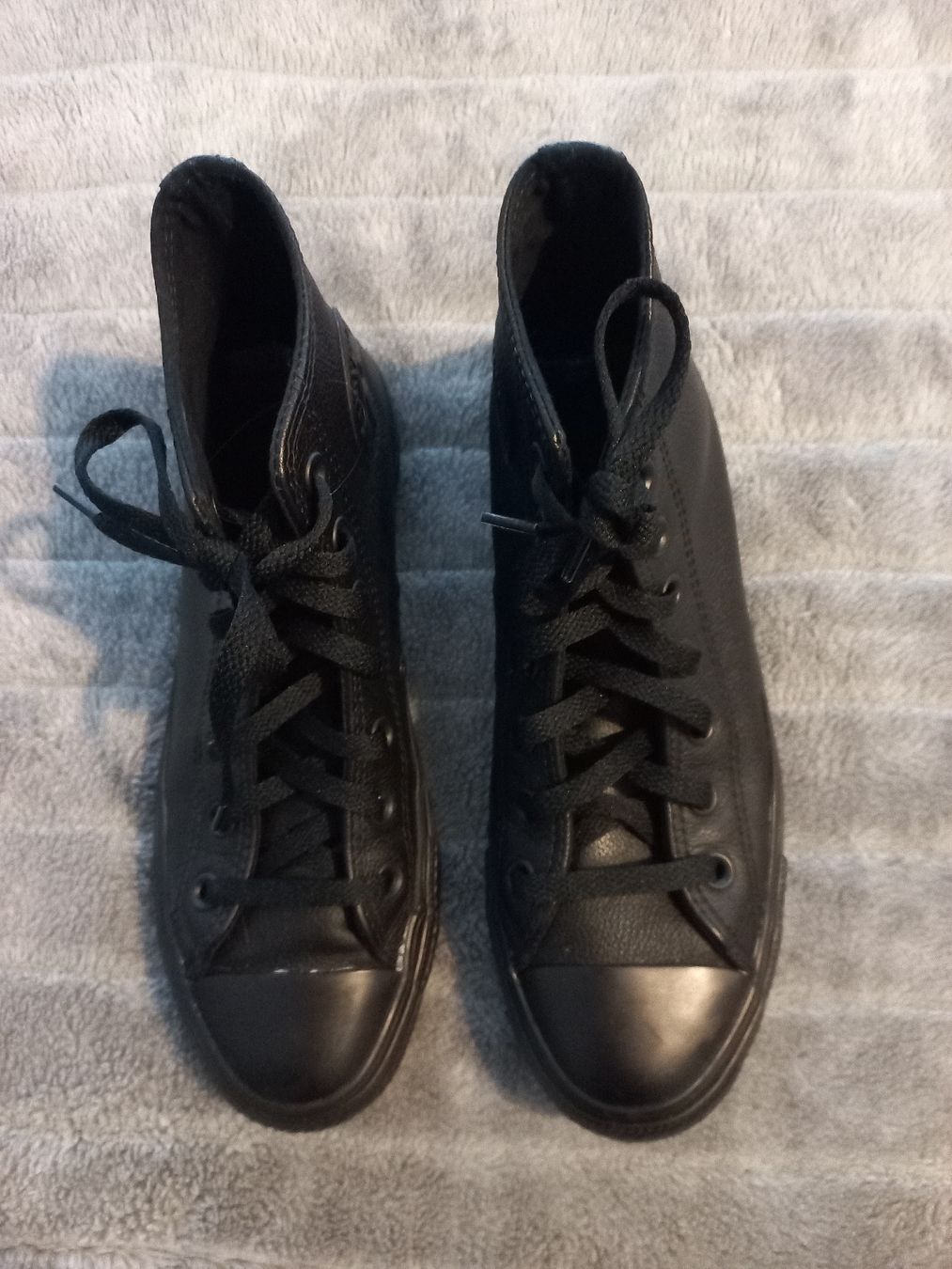 Scarpe da uomo: Schwarze Leder Converse Chucks, Gr. 38.5 – Nuovo e nell'imballaggio originale da Zurich venduto da VR2000