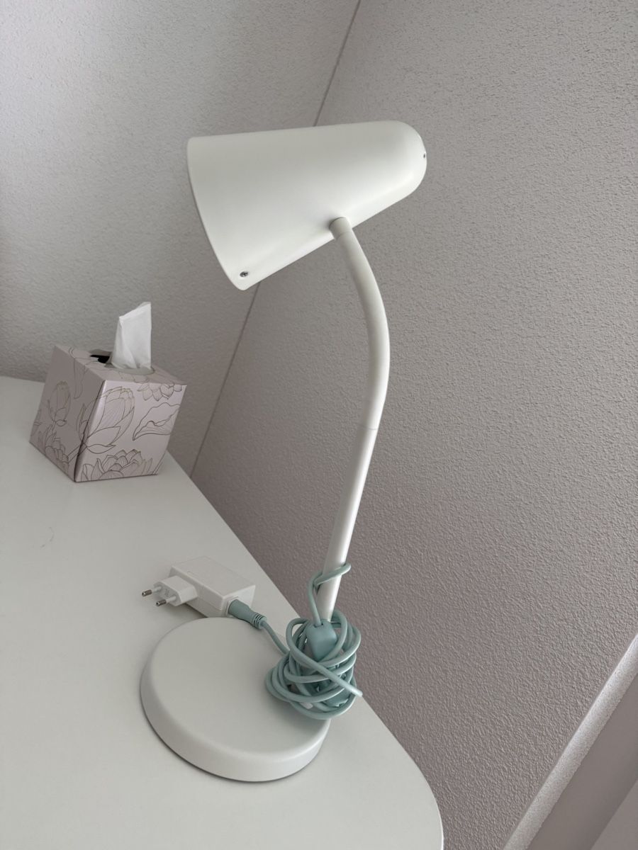Lampade: White Table Lamp good condition LED – Usato da Lenzburg venduto da Reniss_