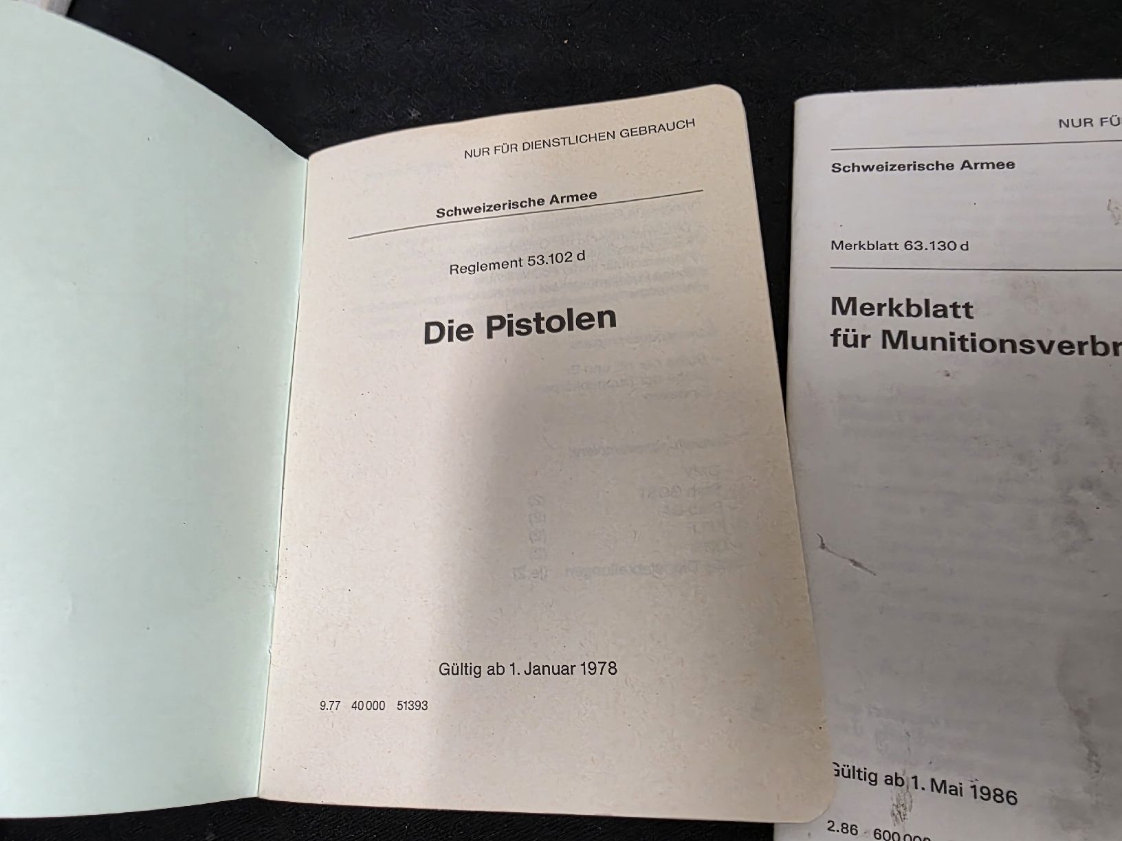 Bücher: Schweizer Armee - Reglement  Merkblatt - Pistolen + Munition – Gebraucht aus Wolfertswil von Antiko 2
