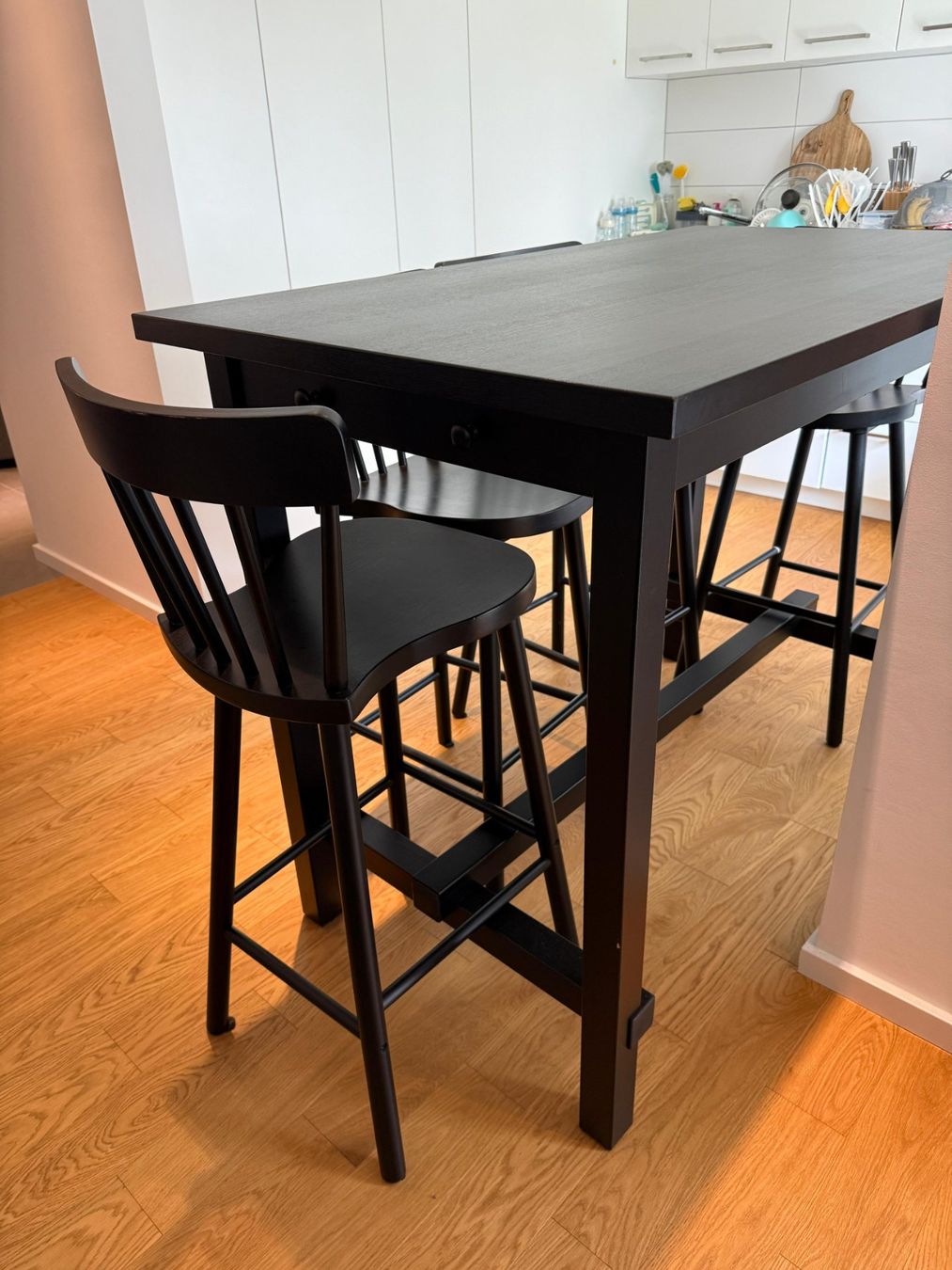Ikea Set di tavolo e panche: Schwarzer Bartisch mit 4 Stühlen Küchenbar Esstisch – Usato da Windisch venduto da ama_pq2n 2