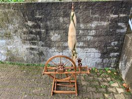 schönes antikes Spinnrad mit Flachsstab, Vintage