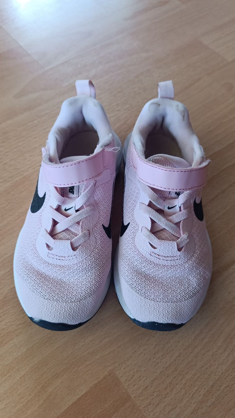Nike Scarpe per ragazze: Kinder/ Sneakers/ Mädchen /Gr 27.5/ Nike – Usato da Flims Dorf venduto da ali_8n8q