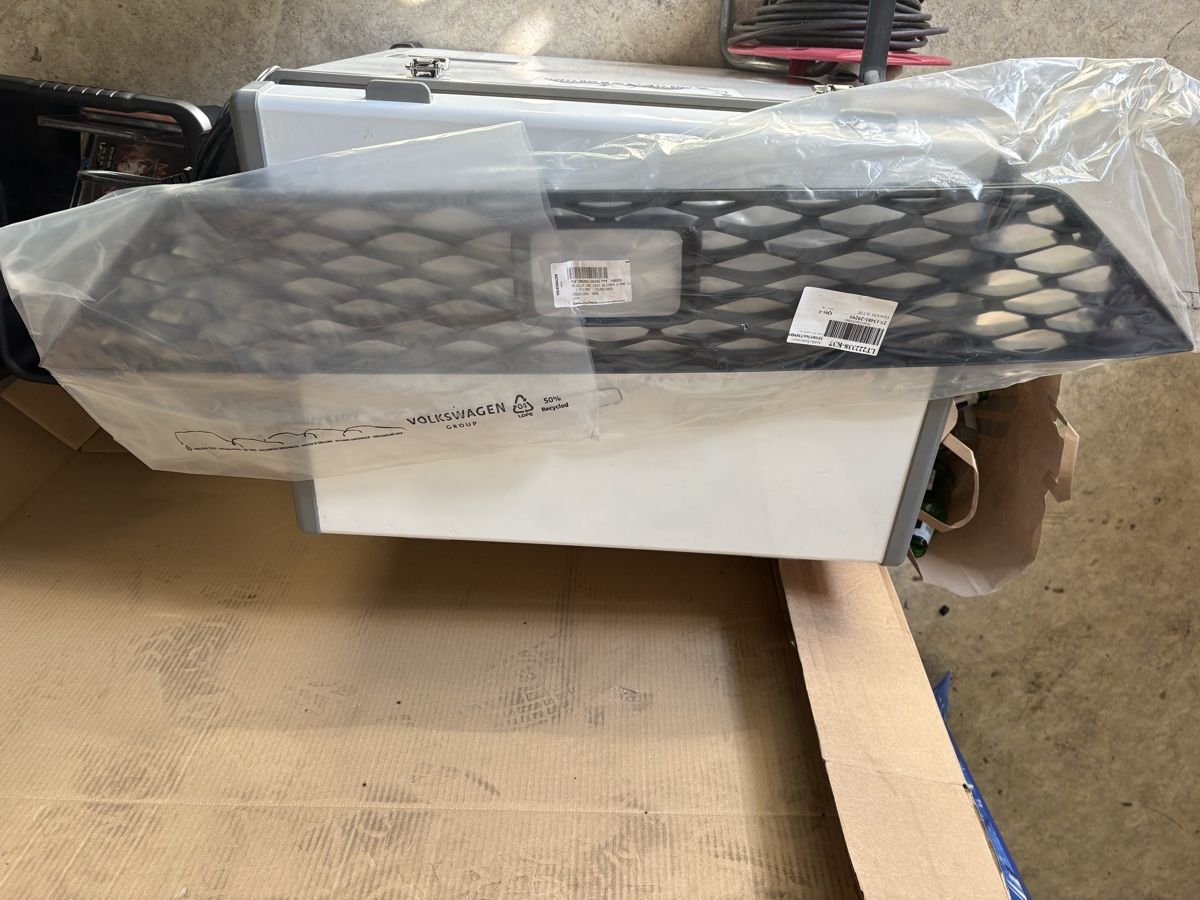 Seat Tutti pezzi di ricambio auto: Seat K-grill 5F0853667M – Nuovo (secondo la descrizione) da Liebistorf venduto da Coyotes 2