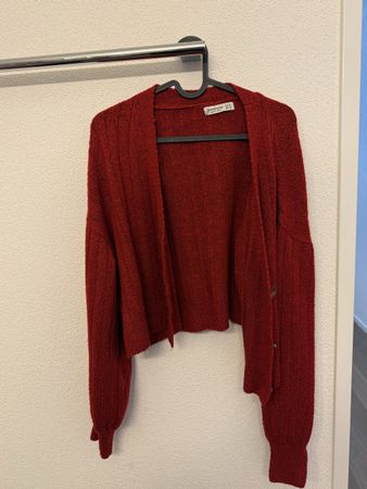 Roter Strickcardigan