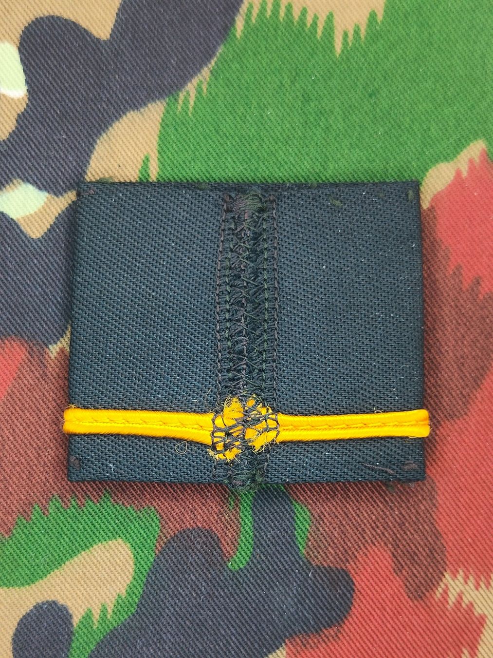 Plaketten & Abzeichen: Schulterpatten Leutnant Set, Variante 2 – Gebraucht aus Bauma von SwissMilitaria 1