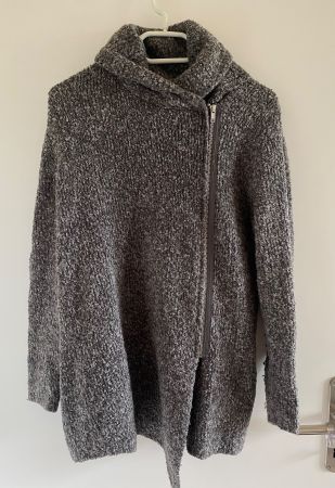 Warme Strickjacke mit Kragen