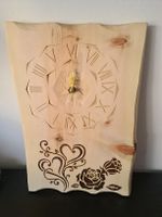 uhr geschnitzt und eingebrannt aus arvenholz