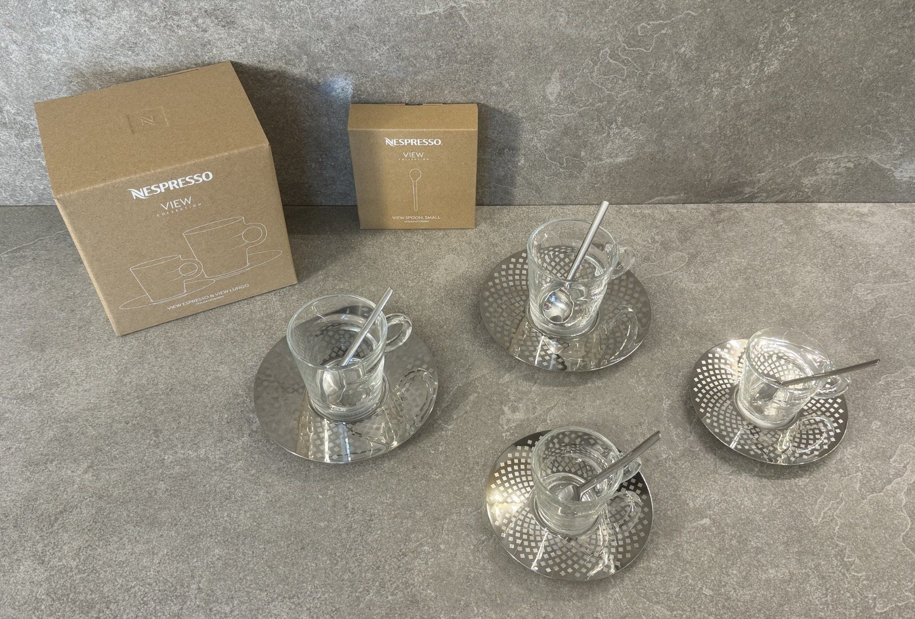 Set di piatti: NESPRESSO VIEW Espresso & Lungo mit Löffeli dazu ... – Nuovo e nell'imballaggio originale da Klosters venduto da ClodiKL 1