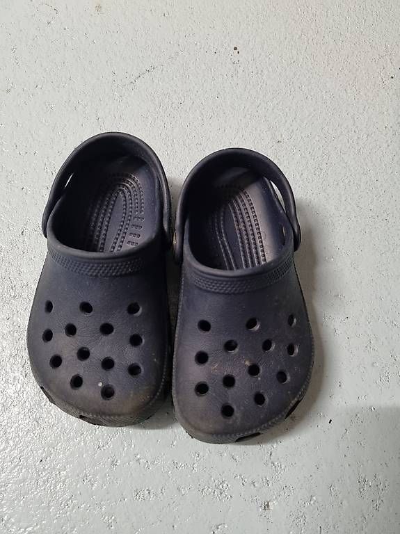 Scarpe per ragazzi: Crocs Sandalen Dunkelblau Gr22-24  – Usato da Füllinsdorf venduto da BrusWillEs