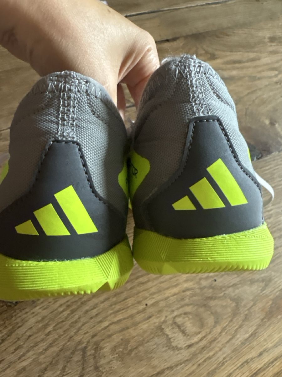 Adidas Chaussures garçon: Adidas Predator Hallenschuhe Grösse 32 – D'occasion à Engelberg par Reslisport 3