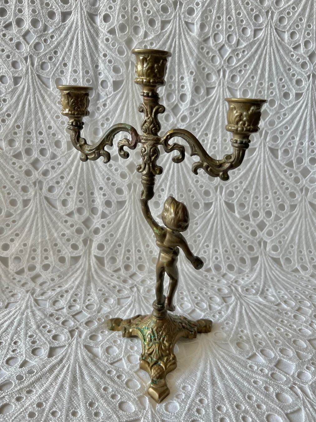 Bougeoirs: Antiker Messing Kerzenständer Mit Putto 1100 Gr – D'occasion à Frenkendorf par Only1 1
