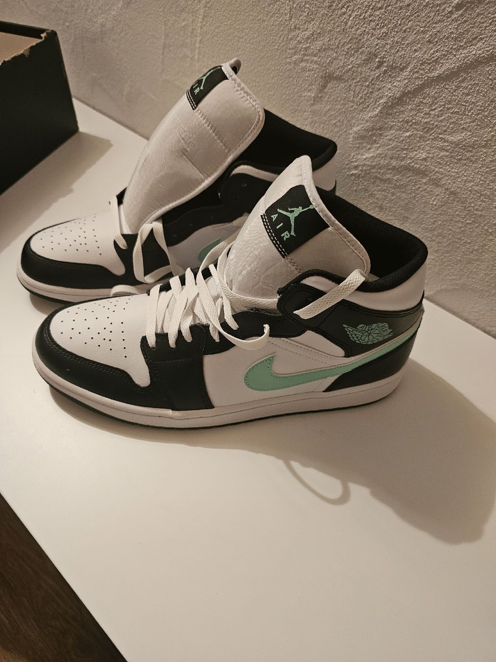 Jordan Scarpe da uomo: Nike Air Jordan 1 Mid Gr. 46 – Nuovo e nell'imballaggio originale da Meisterschwanden venduto da Luluku 1