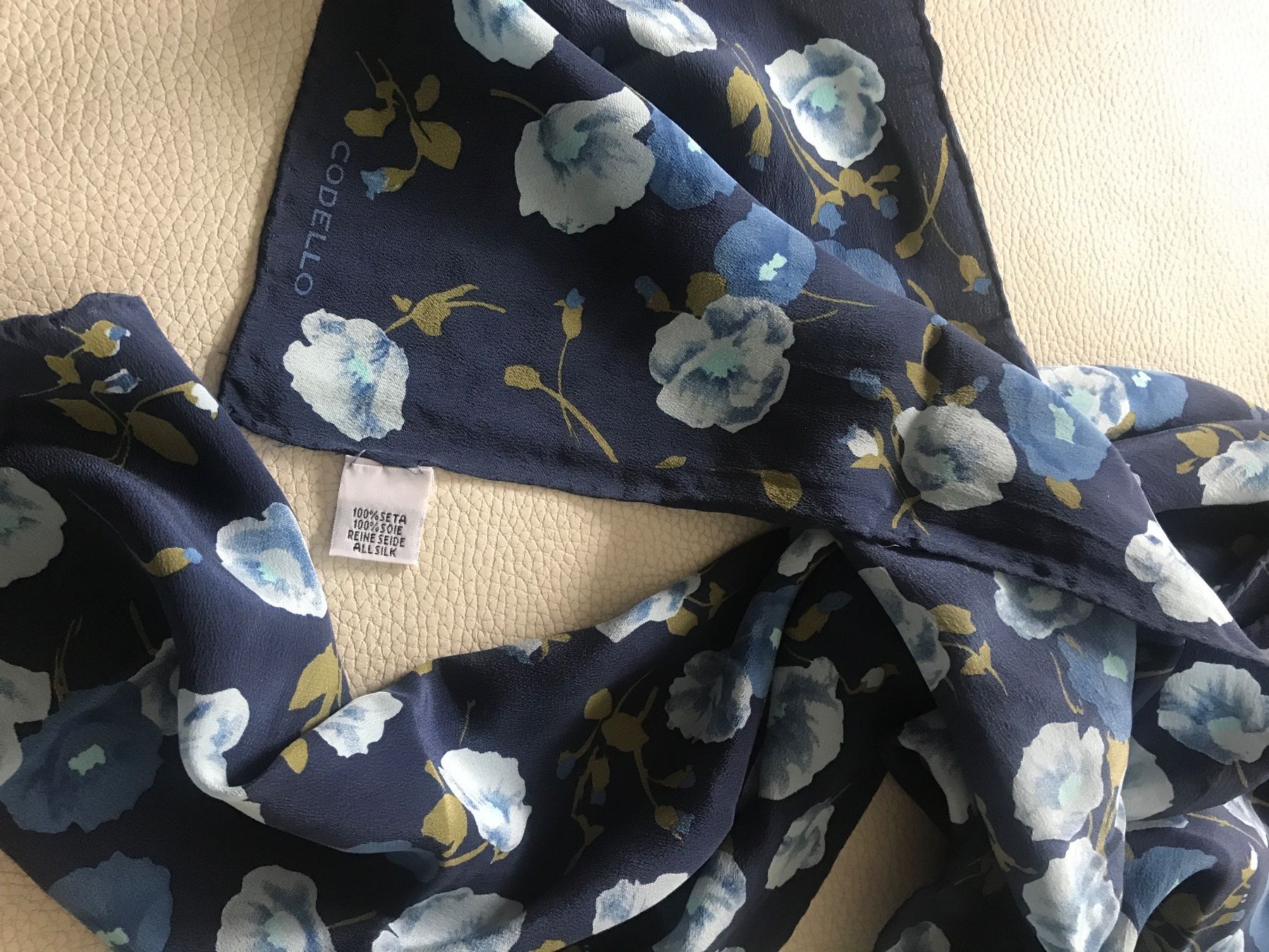 Codello Foulards & écharpes: Codello Seidenschal mit Blumenmuster, – D'occasion à Wettingen par Andres54