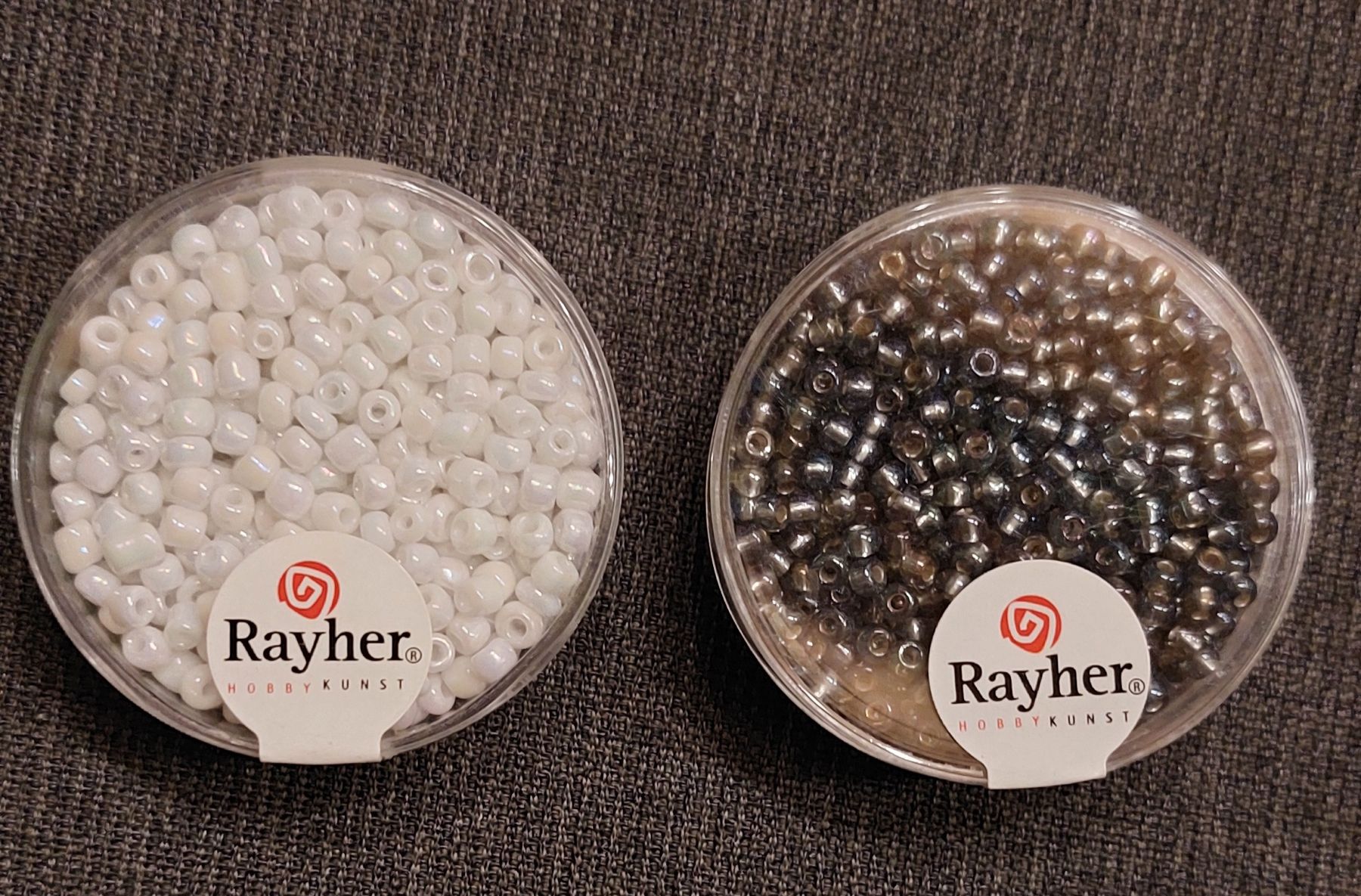 Perle (finte): 2 Döschen Perlen 2,6 mm, 17g – Nuovo e nell'imballaggio originale da Sargans venduto da blauberg
