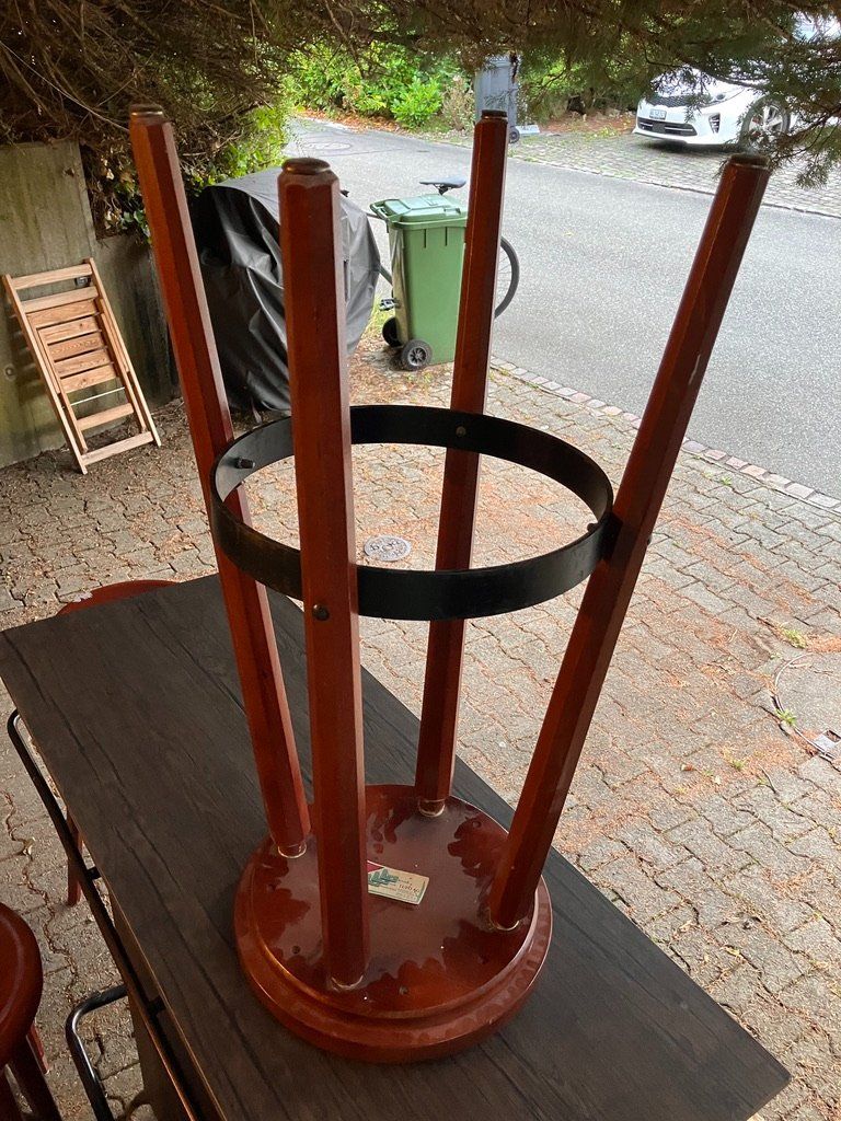 Sgabelli: Bar / Bistro Tisch mit 5 Barhocker aus Holz – Usato da Fislisbach venduto da Promo 8