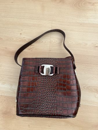 Handtasche braun Krokodiloptik mit Schnalle gebraucht