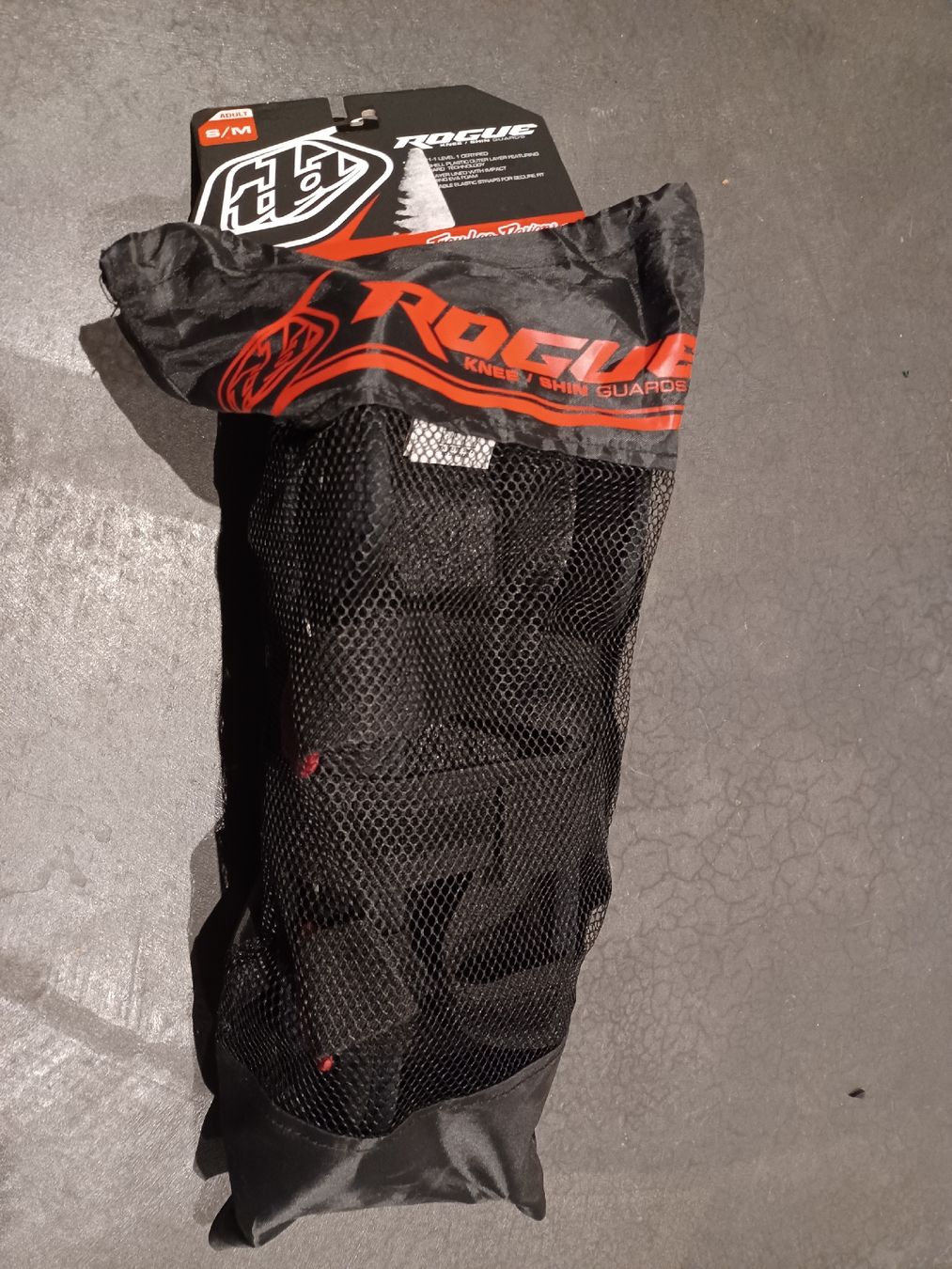 Troy Lee Protezioni & Imbottiture: Troy Lee Designs ginocchiere Rogue S/M con sacca – Nuovo e nell'imballaggio originale da Cadro venduto da kar_n67g 1
