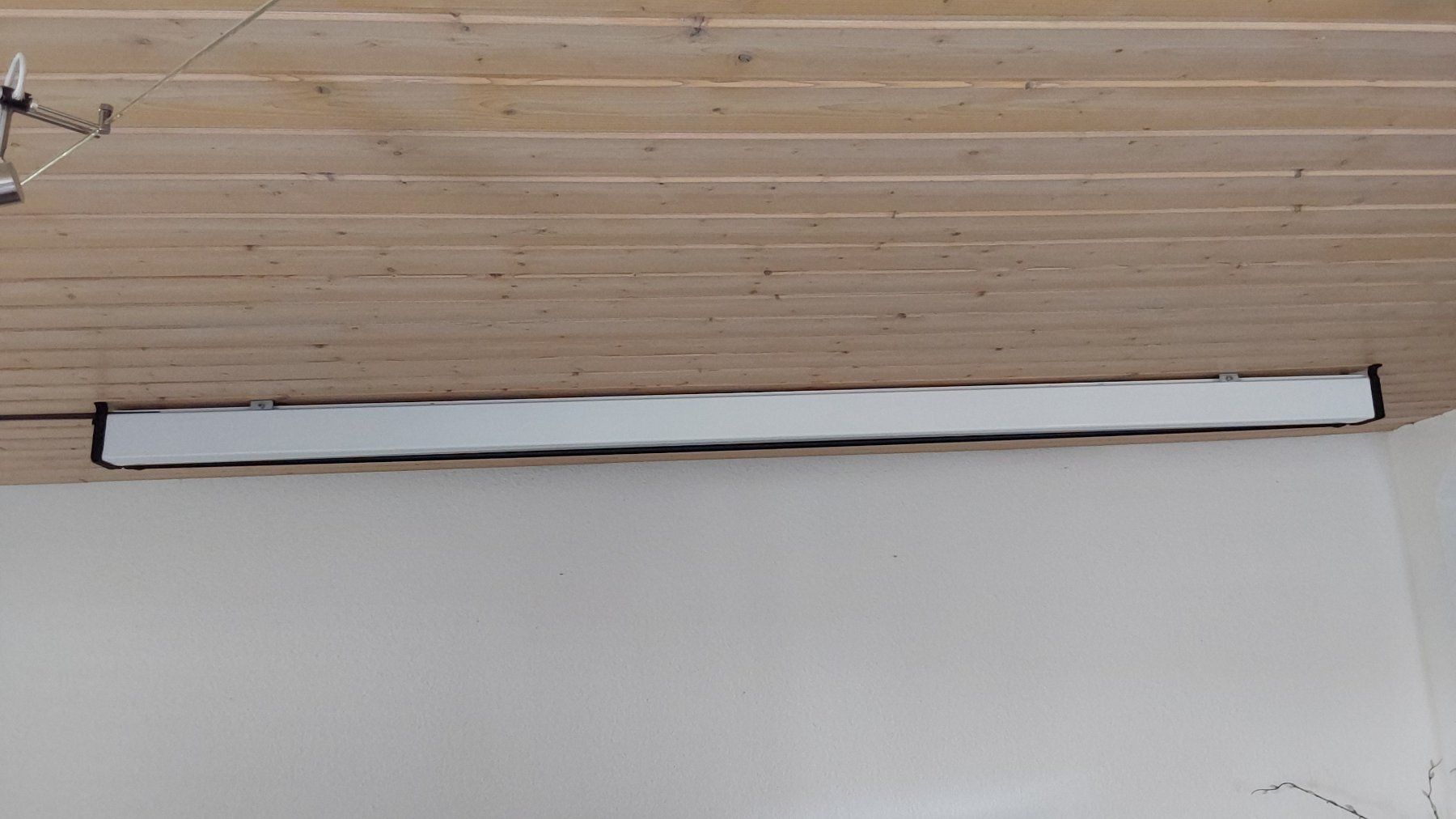 Epson Home Cinema: Heimkino Epson Beamer Motorleinwand – Usato da Basadingen venduto da Dant 5
