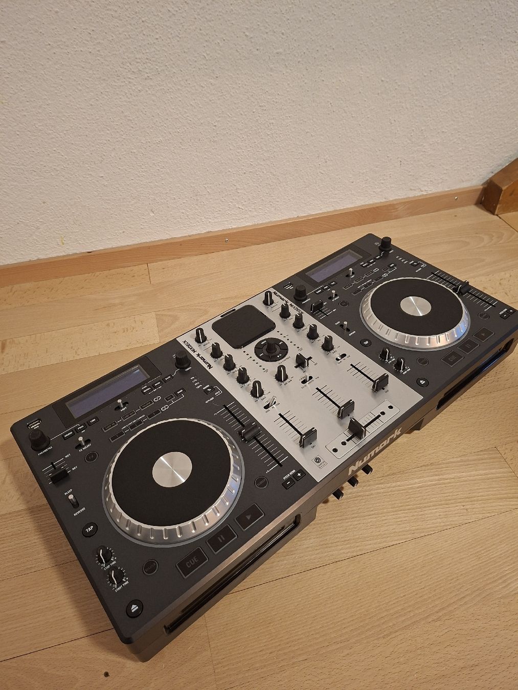 Numark Console di mixaggio: Numark Mixdeck DJ Controller mit Flightcase (Top Zustand) – Usato da Stans venduto da Zibi81 1