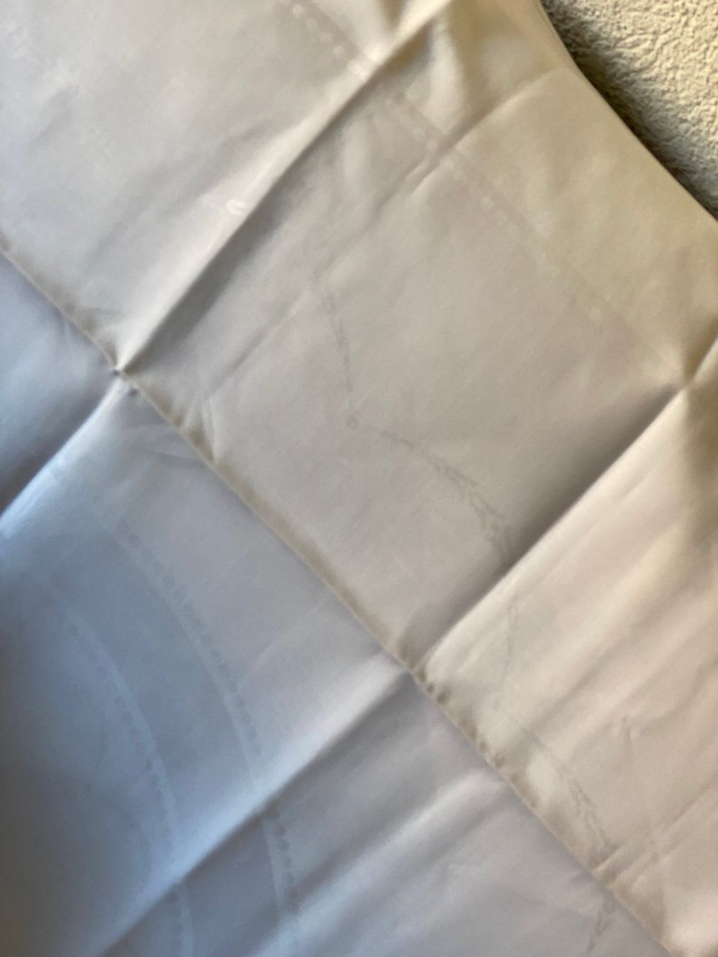 Altra biancheria da tavola: Tischtuch mit feinem Muster  ca 154 x 160 cm – Usato da Allenwinden venduto da Obalu