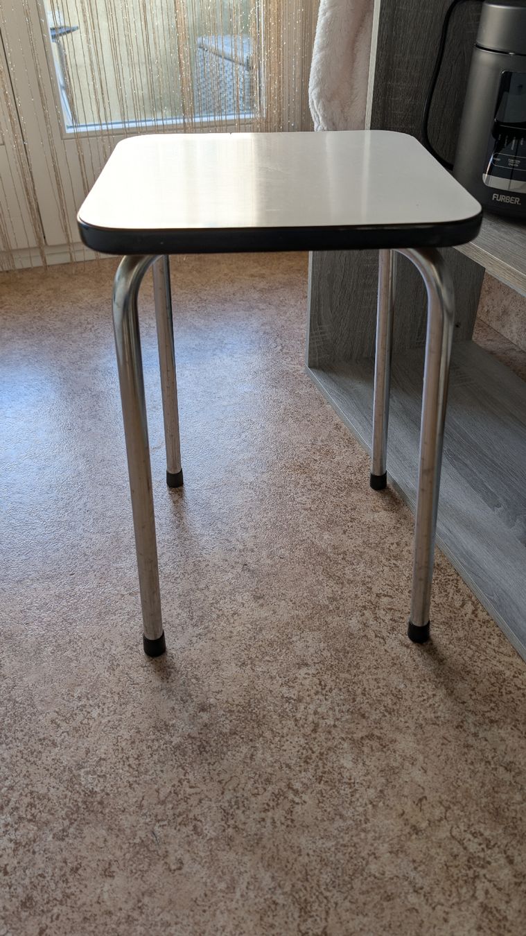 Hocker: Retro Taburett / Hocker mit Metallbeinen – Gebraucht aus Stäfa von dbenslimane 1