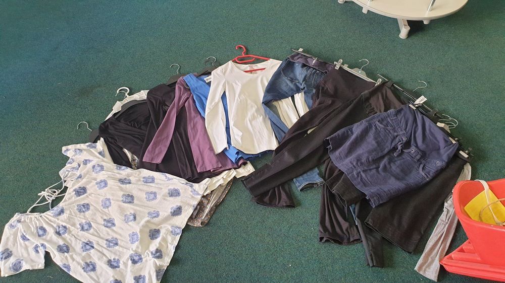 Grosses SS Kleiderpaket Gr. S (Gebraucht) in Männedorf für CHF 10 – mit ...