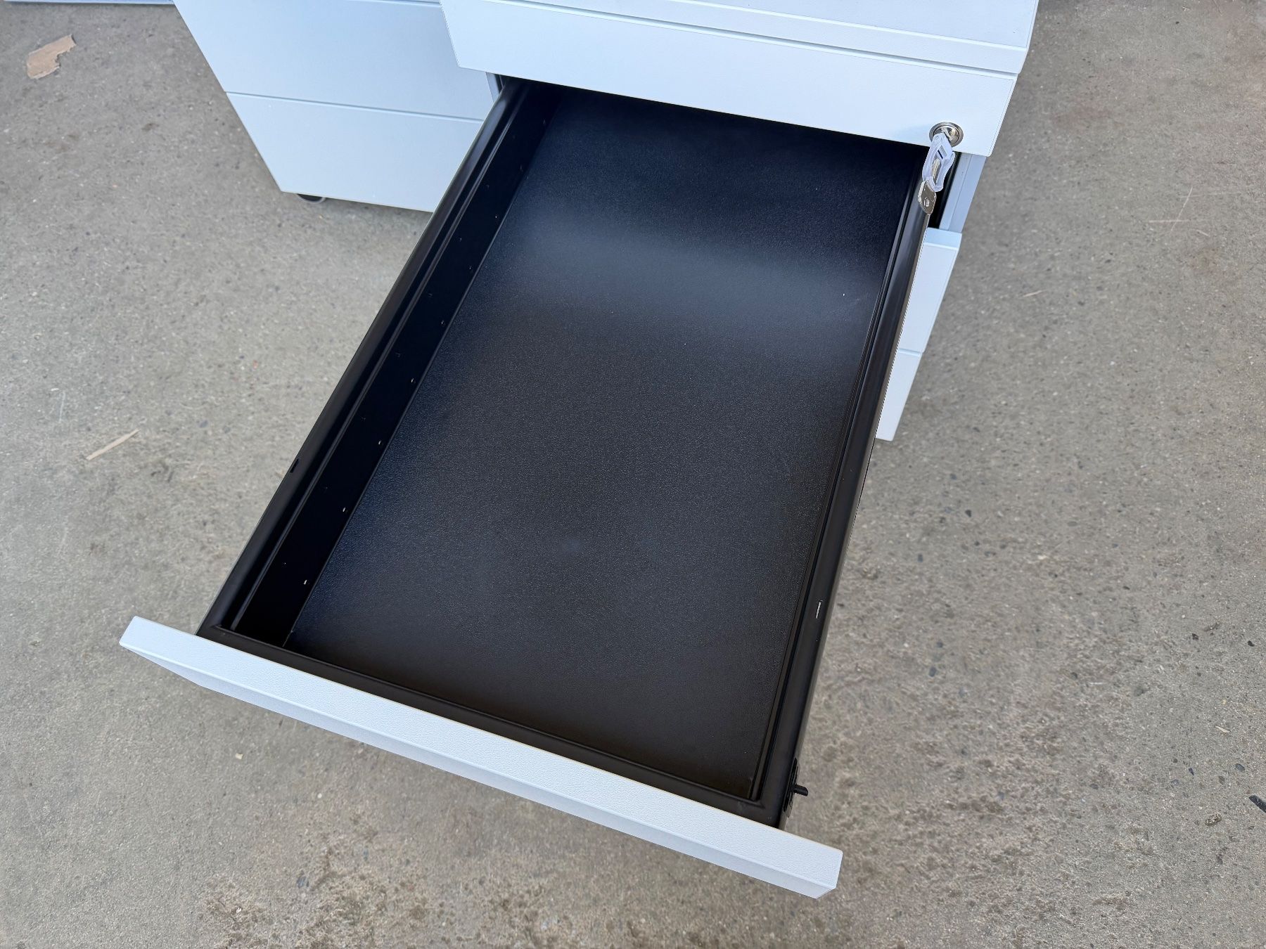 Banconi: neuer Rollcontainer, 4 Schübe, mit Griffnut, hellgrau – Nuovo (secondo la descrizione) da Necker venduto da liq24 4