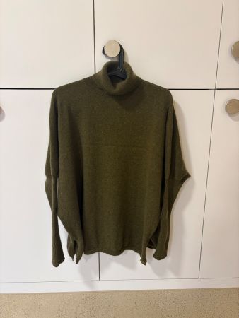 100% cashmere turtle neck