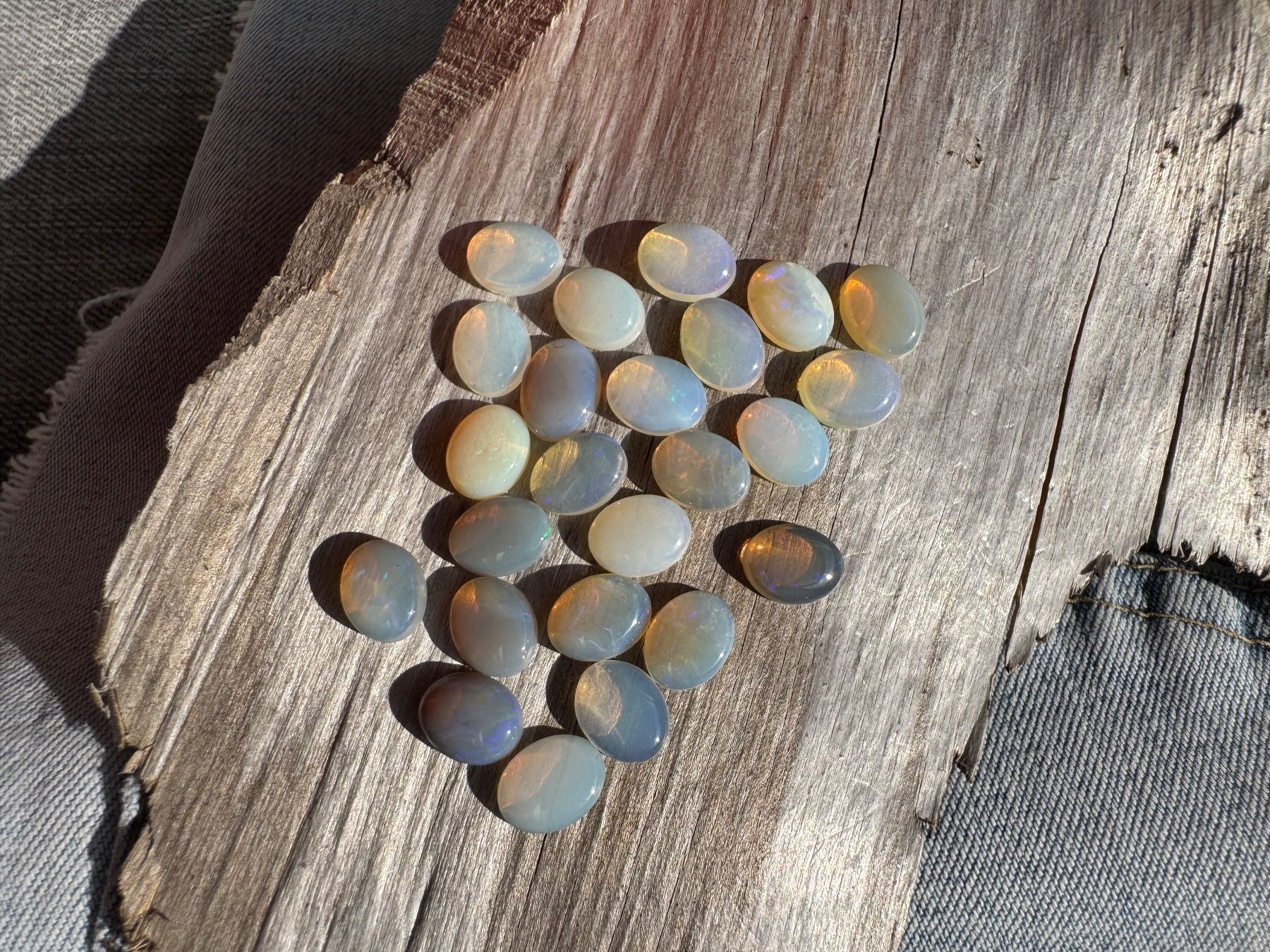 Fossilien: 24 Stk  Cabochons Opal  echt!!  oval    7x9mm  solid – Neu und originalverpackt aus Leuggern von gemshow 9