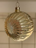 Ältere, silberfarbene Weihnachtskugel aus Glas