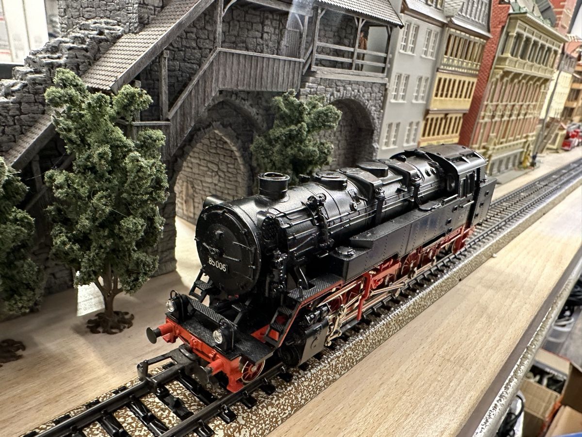 Märklin Modellini di ferrovie: Märklin 3308 DB BR 85 Tenderlok – Usato da Lupsingen venduto da New-Haven