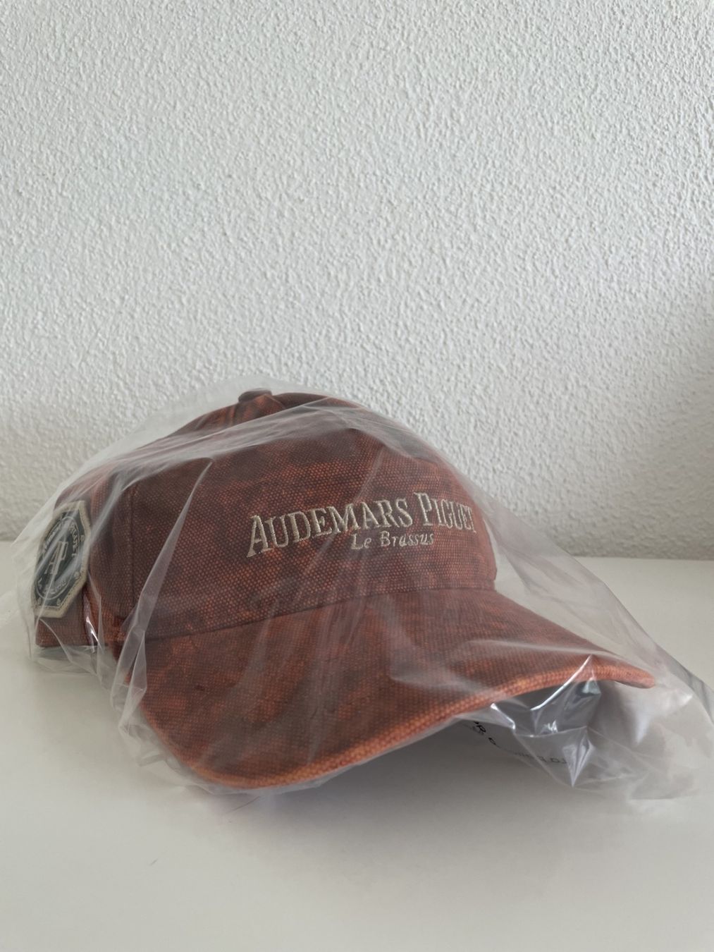 Copricapi, berretti & cappellini: Audemars Piguet x Travis Scott Brown Baseball Hat 1 – Usato da Küttigen venduto da VBGP 1