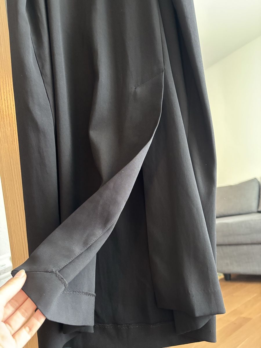 Massimo Dutti Kleider: Massimo Dutti black midi dress – Neu (gemäss Beschreibung) aus Neuchâtel von dum_5xby 2