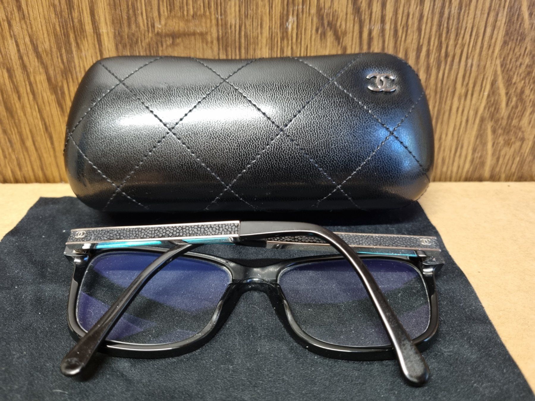 Chanel Occhiali & Lenti: Chanel Brille mit Etui Schwarz – Usato da Schaffhausen venduto da Leveron13