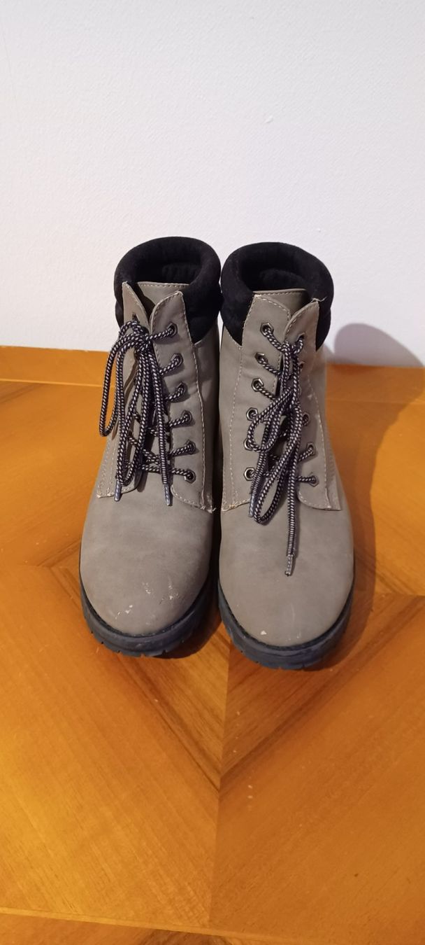 Graceland Damenschuhe: Winterstiefel Damen grau/mud mit schwarzen Highlights – Gebraucht aus Männedorf von ste_9lfs