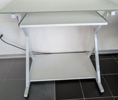 Schöner Glas-Schreibtisch mit Ablage - Top Zustand!