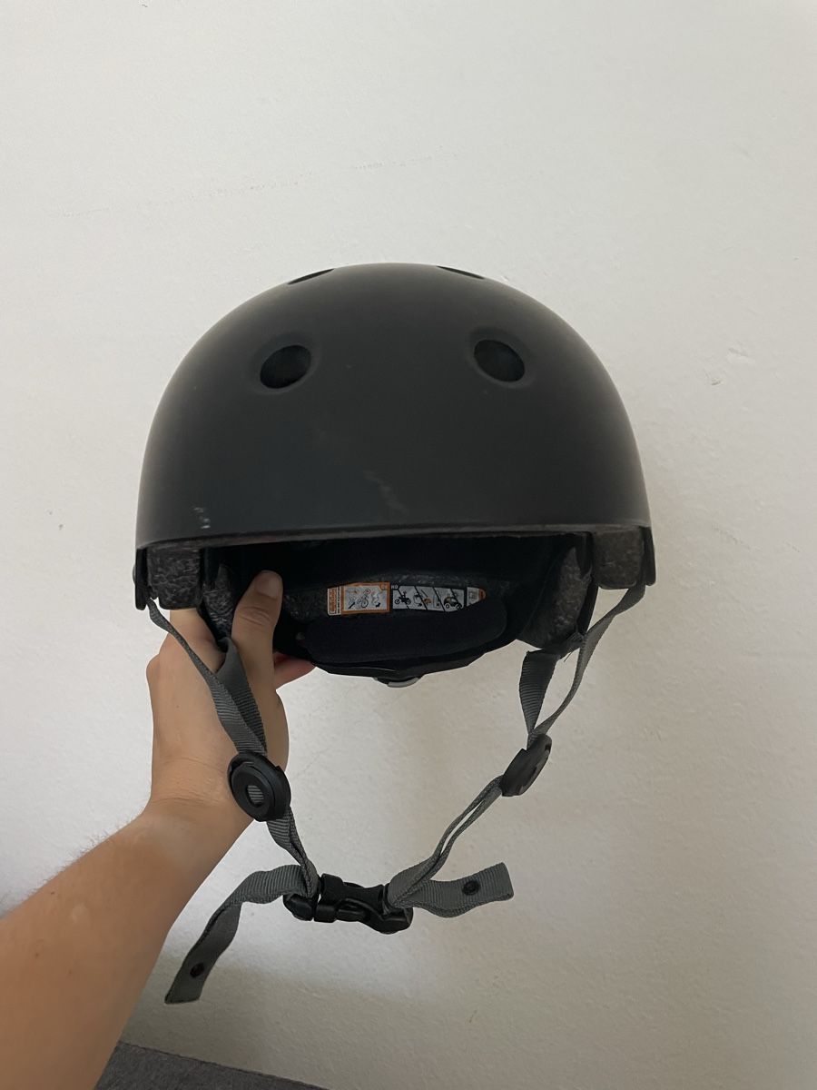 Helme: Schwarzer Velo Helm gut erhalten – Gebraucht aus Zürich von Carlajimena 4