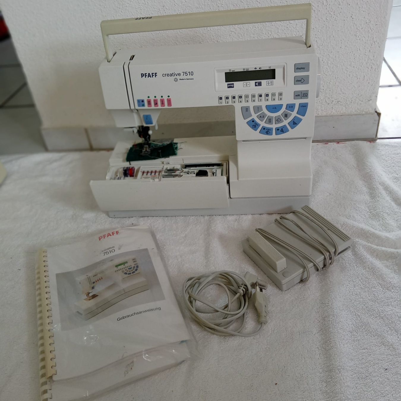 Pfaff Macchine da cucire: Nähmaschine Pfaff creative 7510 – Usato da Ganterschwil venduto da zaz_h9b6