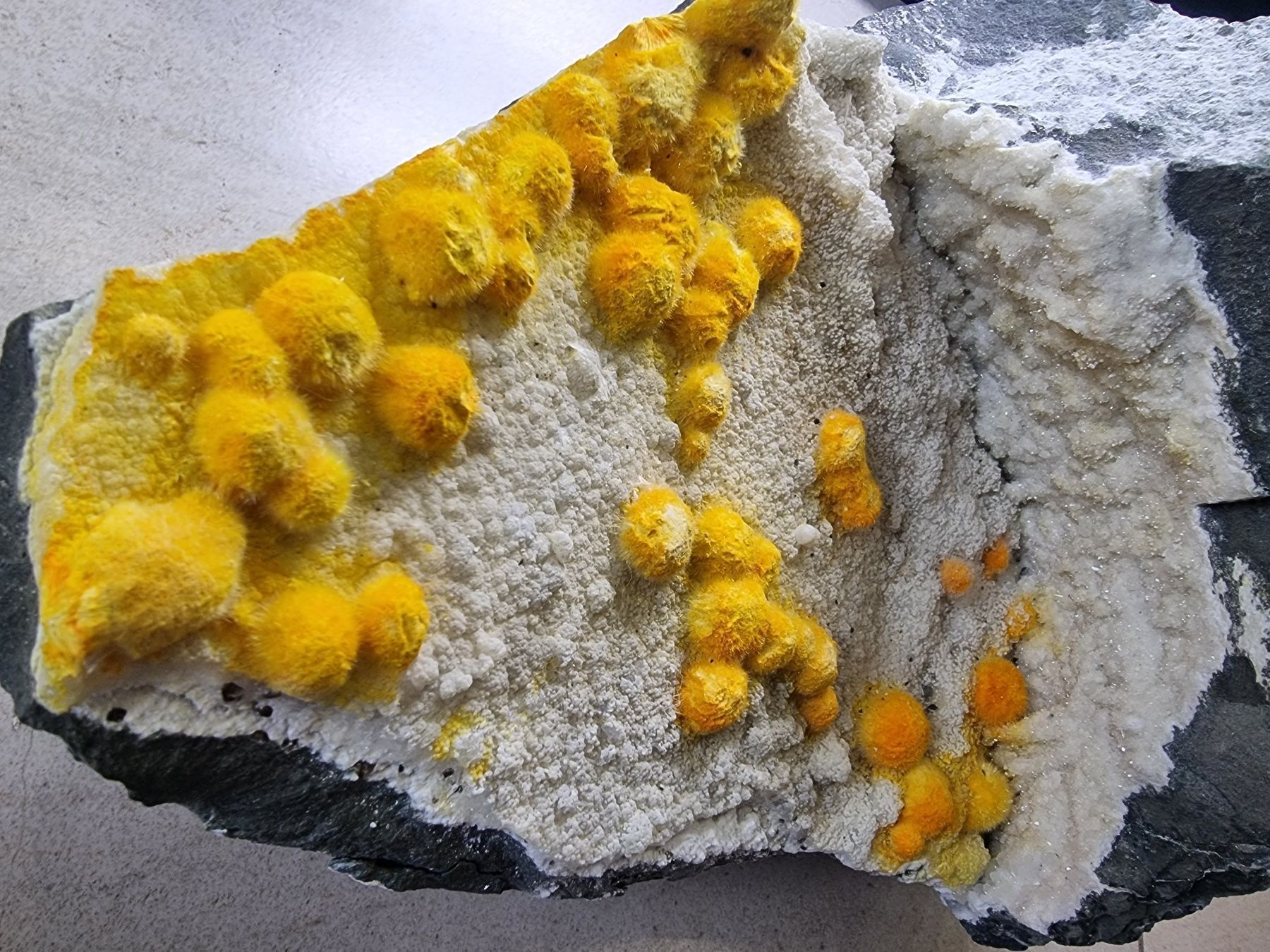 Mineralien & Heilsteine: SPHERE CRYSTALS YELLOW OKENITE SPECIMEN 9.4 Kg – Gebraucht aus Figino von panshop 6