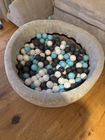 Bällebad grau mit Bällen blau weiss grau gebraucht
