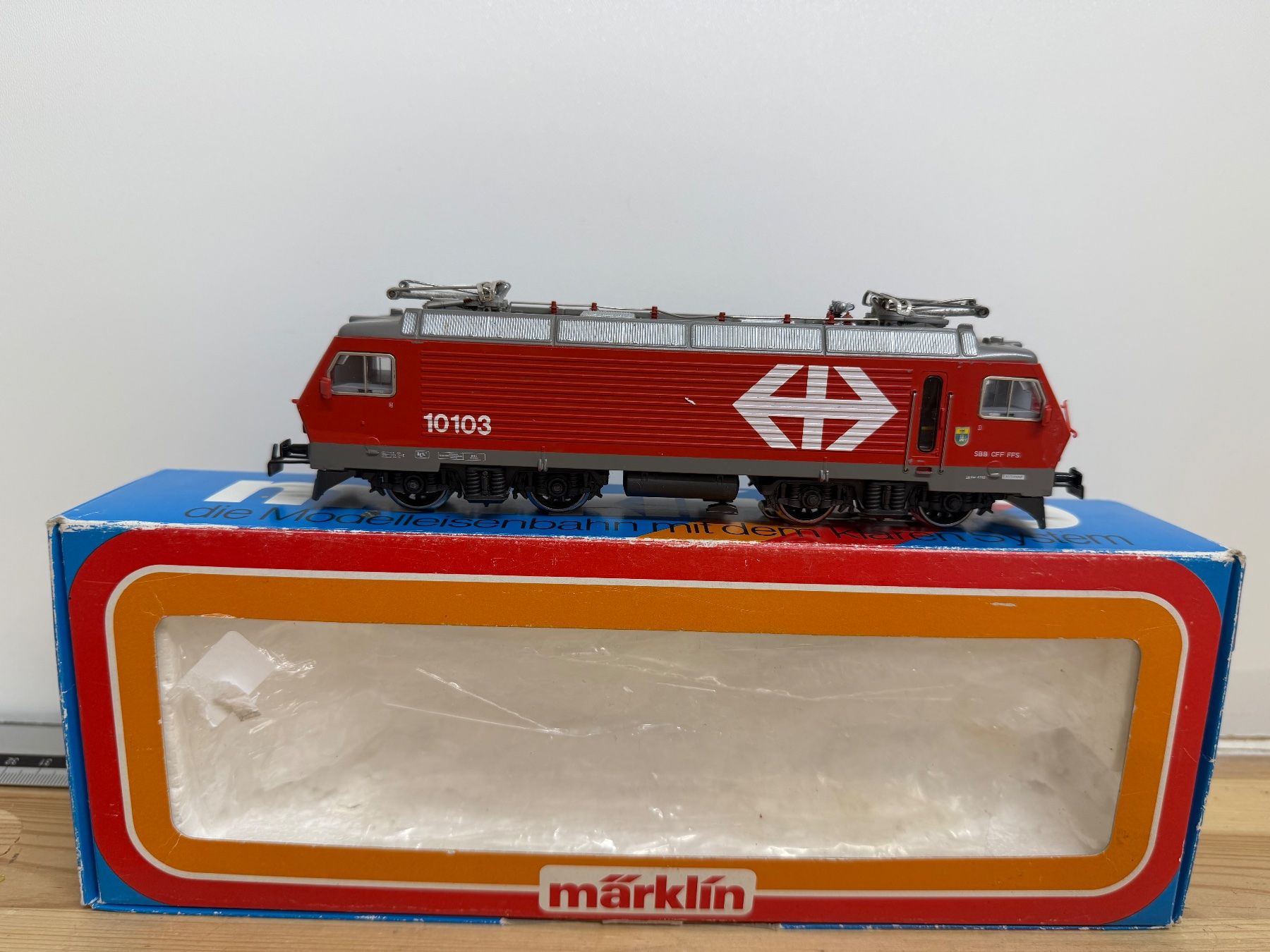 Märklin Modellini di ferrovie: Märklin 3328 E-Lok SBB Re 4/4 IV – Usato da Büsserach venduto da ModellbahnDepot