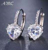 Boucles d’oreilles élégantes avec zirconium. En forme de cœu