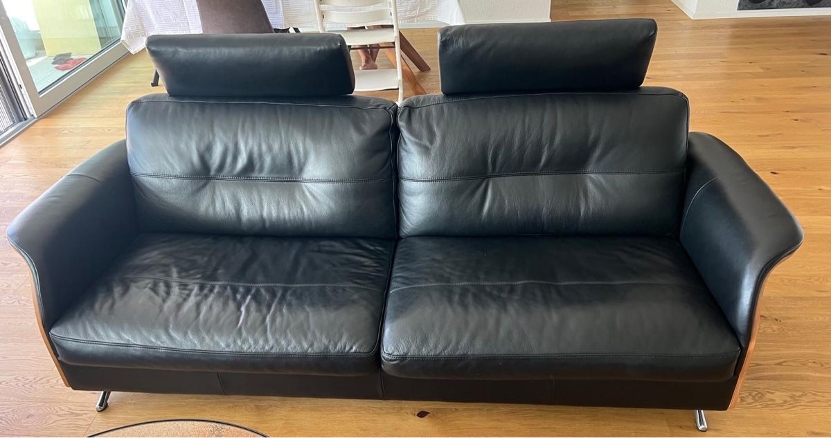 Livique Sofas: Ledersofa mit Nussbaum – Gebraucht aus Utzigen von Unknoww