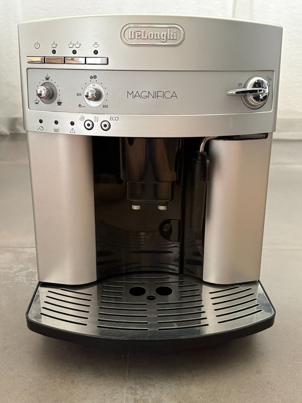De'Longhi Macchine per caffè & Macchine per espresso: Kaffeevollautomat De Longhi Magnifica – Usato da Liestal venduto da Previa3