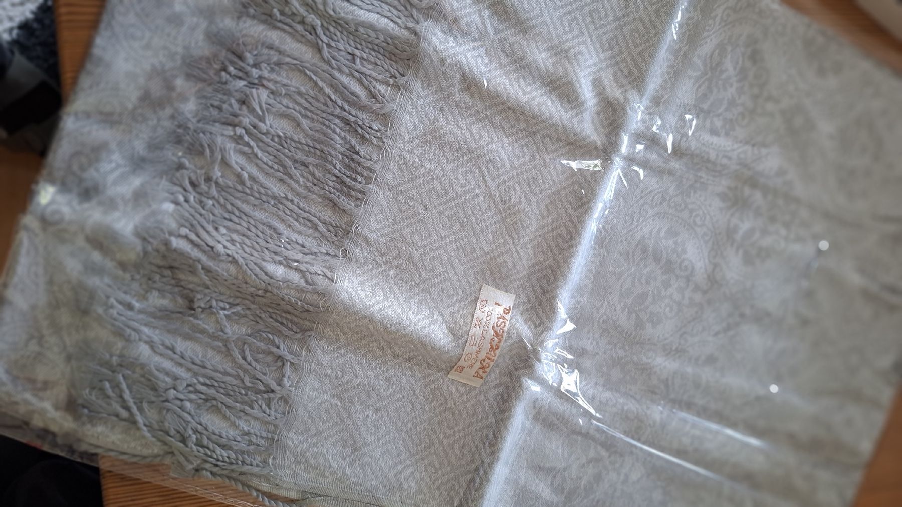 Foulard & Sciarpe: Kaschmir-Seide Schal, neu, Thailand, hellgrau – Nuovo e nell'imballaggio originale da Balzers venduto da silviahuaraz 1