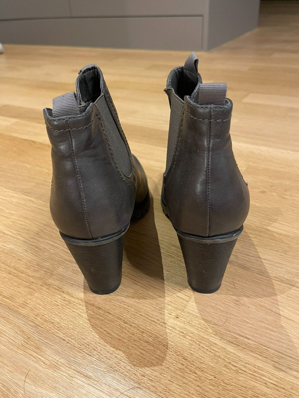 Scarpe da donna: Graue Stiefeletten mit Absatz, Grösse 37 – Usato da Rheineck venduto da FGeissler 2