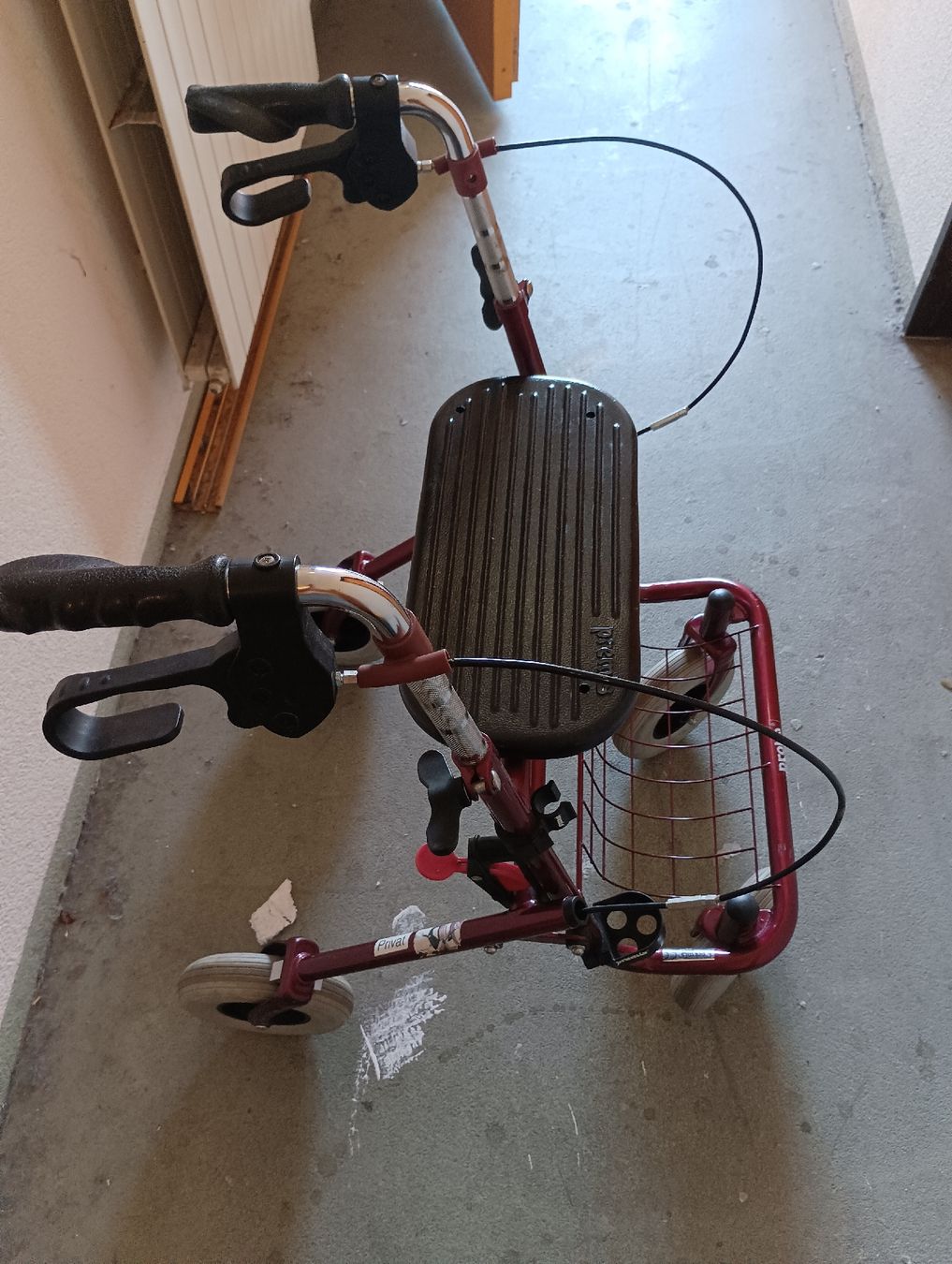 Ausili per la deambulazione: Crimson Rollator Walker with Seat & Basket - Great Condition – Usato da Dietikon venduto da isa_pz9m 1