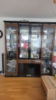 Antike Vitrine mit Licht
