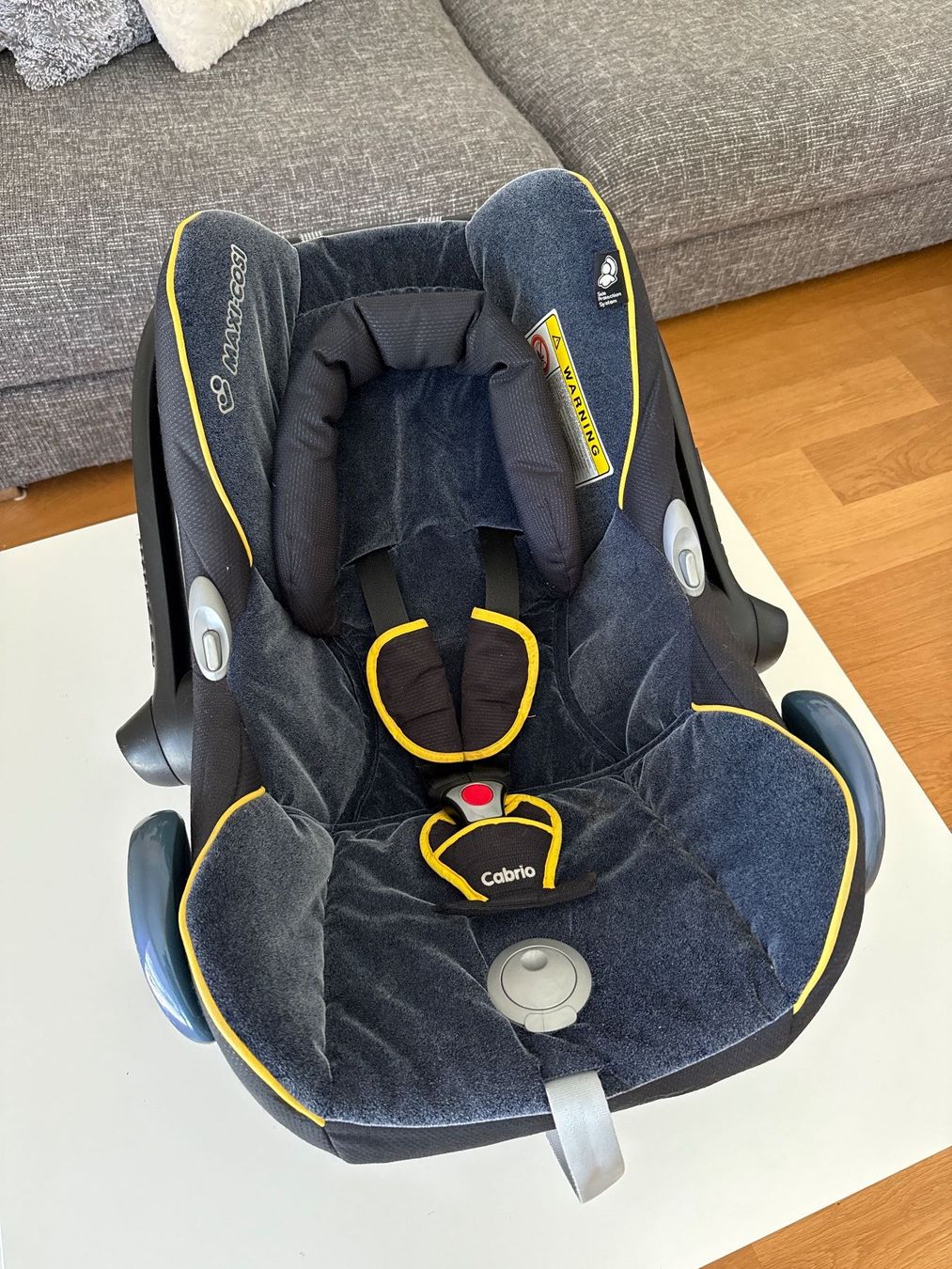 Maxi-Cosi Seggiolini per auto: Babyschale Maxi Cosi Cabrio, edler dunkelblauer Samt – Usato da Hägendorf venduto da ama_71 3