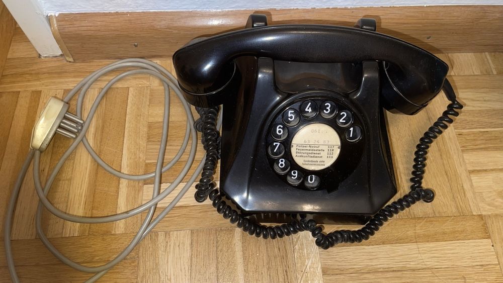 Antikes Telefon Mit Wählscheibe Auf M Tisch Verbin Produktbild-Vorschau 4